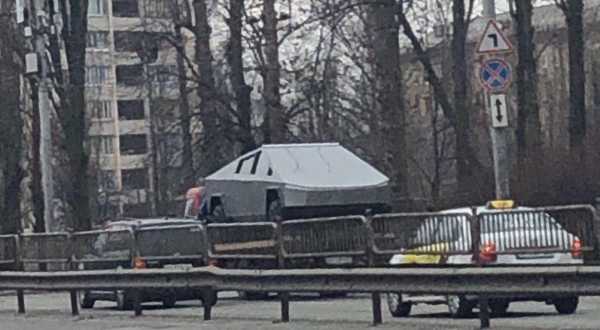 На улицах Киева заметили Tesla Cybertruck, которой еще нет в продаже (фото)
