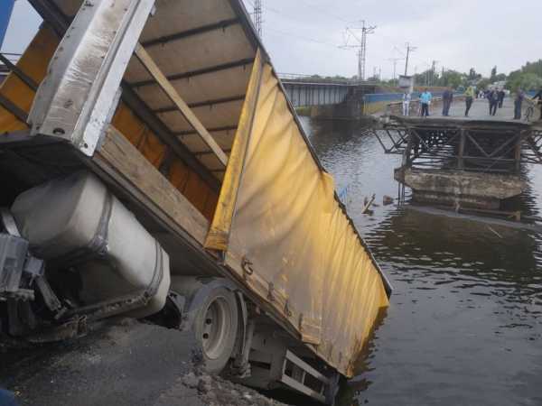 В Днепропетровской области под фурой обрушился мост (фото, видео)