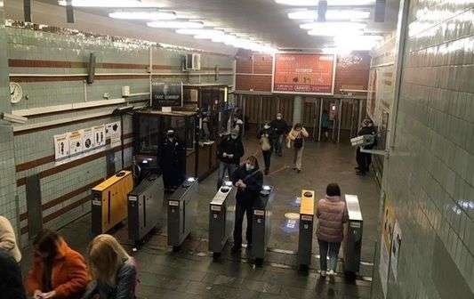 Первый день работы метро в Киеве: пассажиропоток сократился в 5 раз (фото)