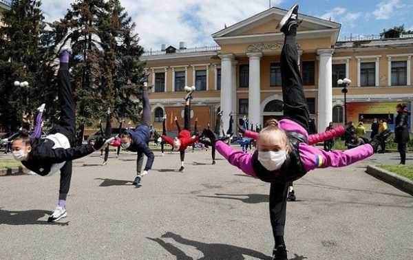 В Киеве прошла акция-тренировка гимнасток на улице