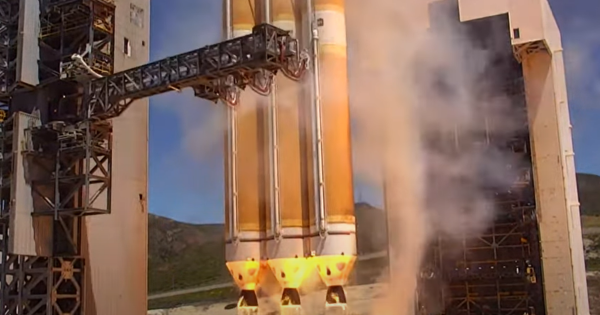 Пентагон запустил в космос ракету с секретным спутником – видео