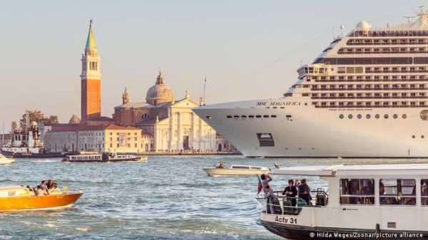 Большим круизным лайнерам запретят заходить в центр Венеции