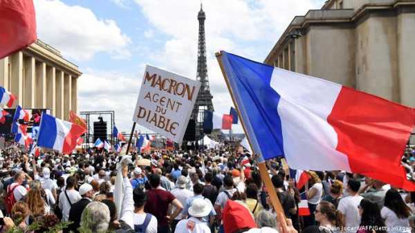 Во Франции более 160 000 человек выступили против антиковидных мер