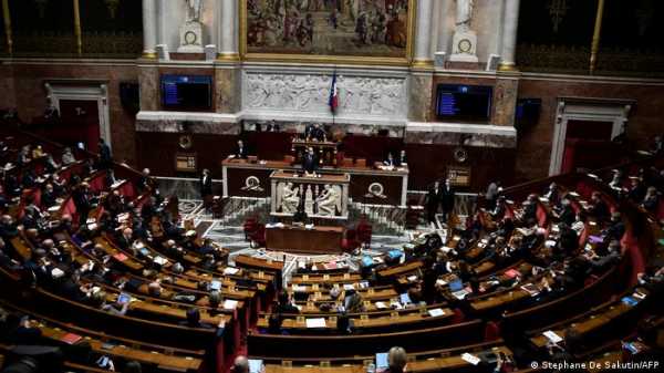Парламент Франции принял закон об ужесточении мер борьбы с пандемией