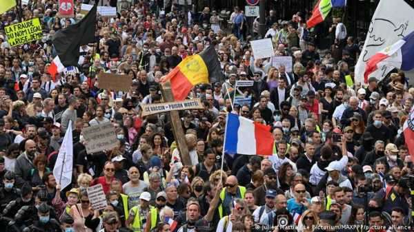 Во Франции – массовые протесты против коронавирусных ограничений
