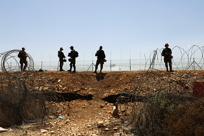 Солдаты Израиля задержали двух жителей Газы с мешком гранат: Происшествия