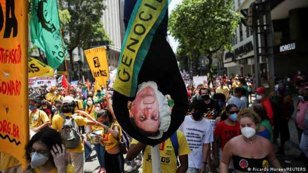 Участники протестов в Бразилии назвали президента Болсонару “народоубийцей”