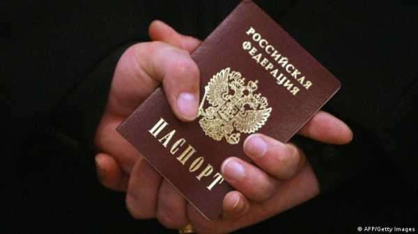 Латвия на неопределенный срок приостановила выдачу виз россиянам