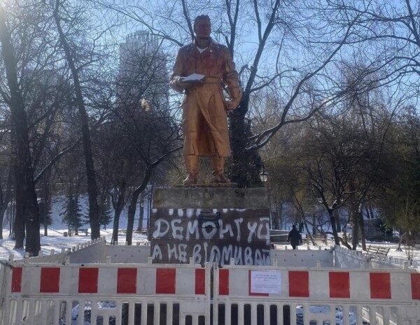 Дерусификация продолжается: в Киеве сносят памятники героям Советского Союза (фото)