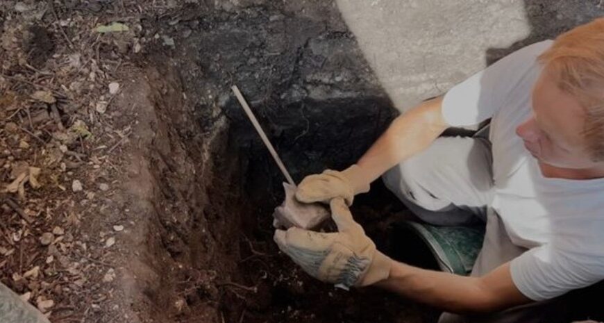 Допомогла старовинна карта: американець знайшов «скарб» у ямі на задньому дворі (відео)