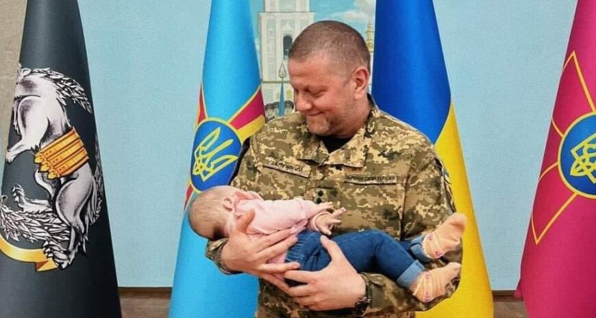 Залужний з немовлям на руках: офіцерка ЗСУ поділилась зворушливою зустріччю (фото)