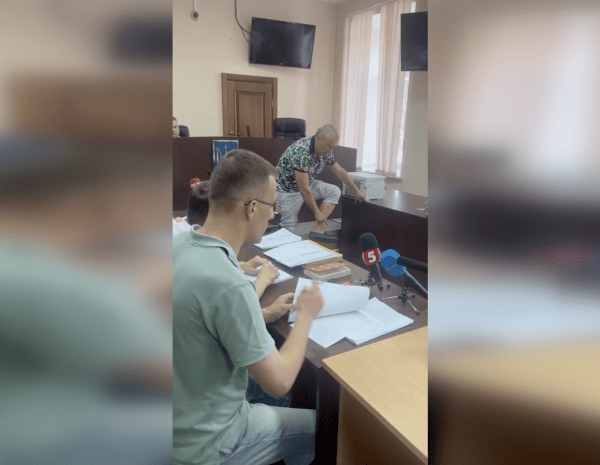 «П’ю пігулки, щоб вижити»: ексвійськком Борисов на суді показав свої поранення (відео)