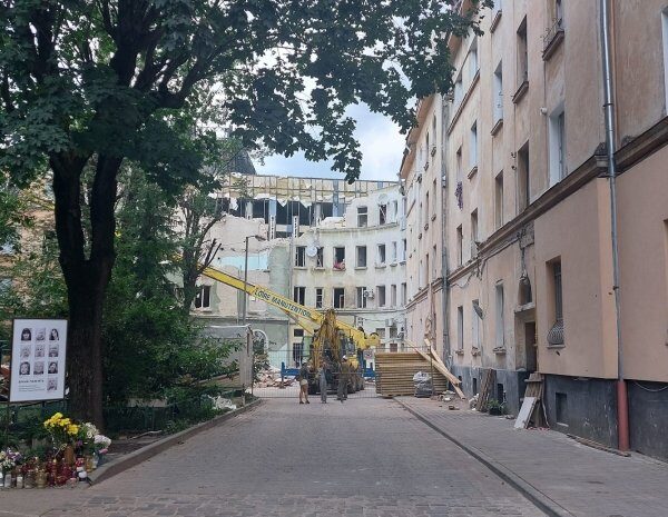 Обстріл Львова 6 липня: з-під завалів дістали живого кота і віддали хазяйці (фото, відео)