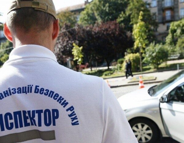 У Києві директор ЖКГ помстився інспектору з паркування, вручивши йому повістку, — ЗМІ