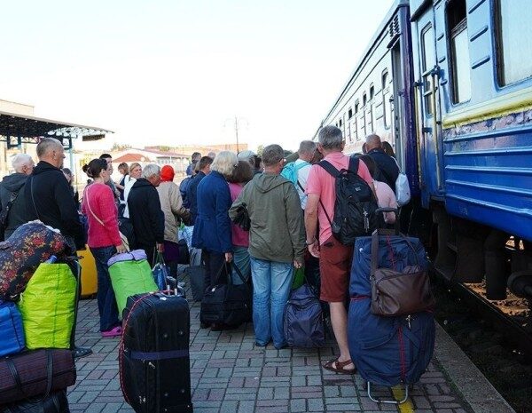 Безкоштовна евакуація до Києва: жителі Сумської області залишають регіон на потязі (фото)