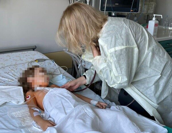 В Україні вперше пересадили серце дитині: мамі 4-річного донора дозволили послухати його биття