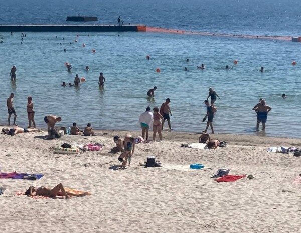 Оксамитовий сезон на морі в Одесі: тисячі відпочивальників вийшли на пляжі (відео)