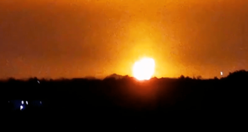 Вибух у Оксфрді— блискавка вдарила по заводу — відео