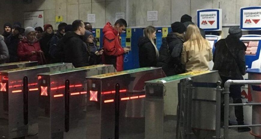 Чоловік у київському метро проводив за своєю карткою пасажирів — суд звинуватив у хуліганстві
