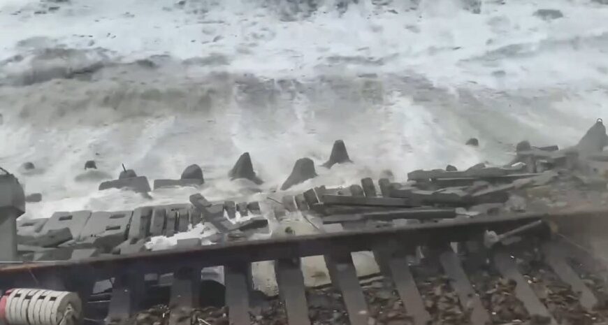 Шторм у Чорному морі – руйнуються залізниці в РФ та пам’ятники — фото, відео