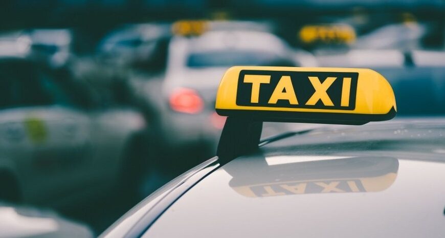 Скандал у Львові – водій таксі побив пасажирок через їхнє запізнення – відео