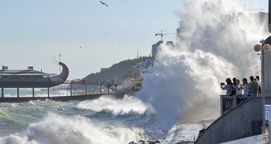 Шторм у Криму 26 листопада — хвилі сягатимуть 10 метрів — фото і відео