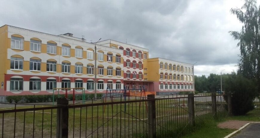 Стрілянина в Брянську — школярка розстріляла однокласників — фото й відео