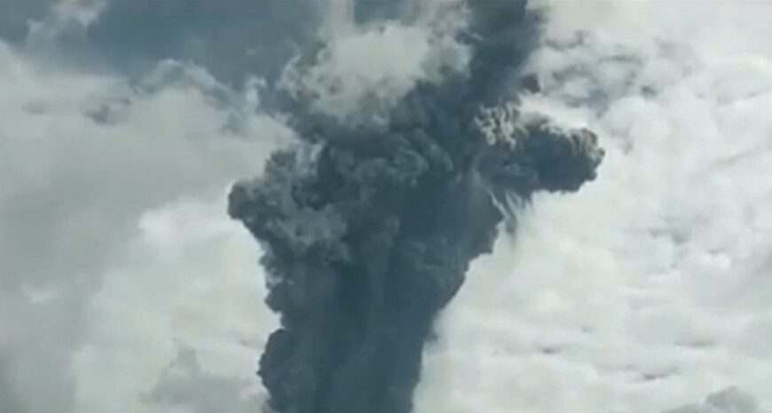 Виверження вулкана на Суматрі — 42 туристи зникли безвісти — відео
