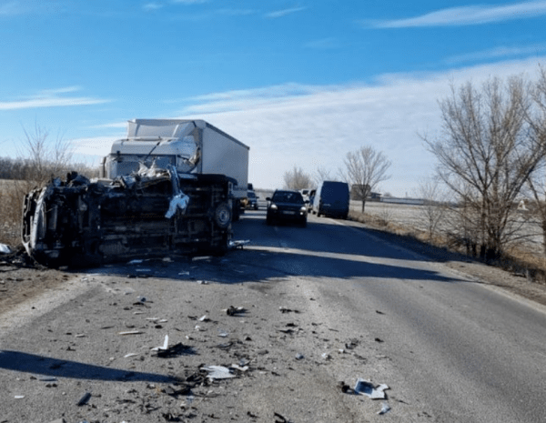 ДТП на Дніпропетровщині – на дорозі зіштовхнулися вантажівка та швидка – фото