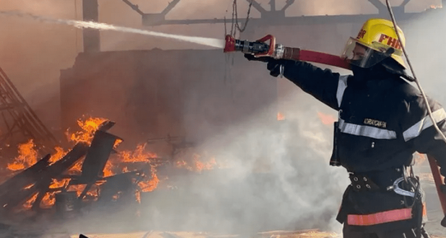 У Баку сталася пожежа: у меблевому салоні пролунав вибух — фото, відео