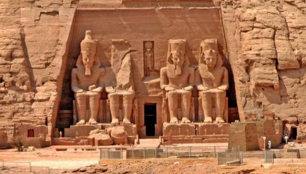У Єгипті майже через 100 років знайшли другу частину статуї Рамзеса ІІ