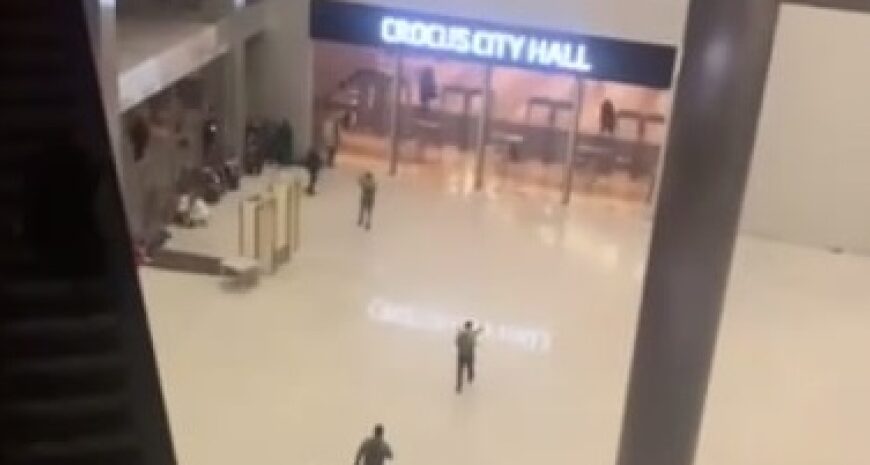 У Крокус Сіті Хол у Москві терористи розстріляли людей – відео