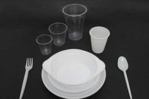Назначение одноразовой посуды: где используются пластиковые тарелки и бумажные стаканчики
