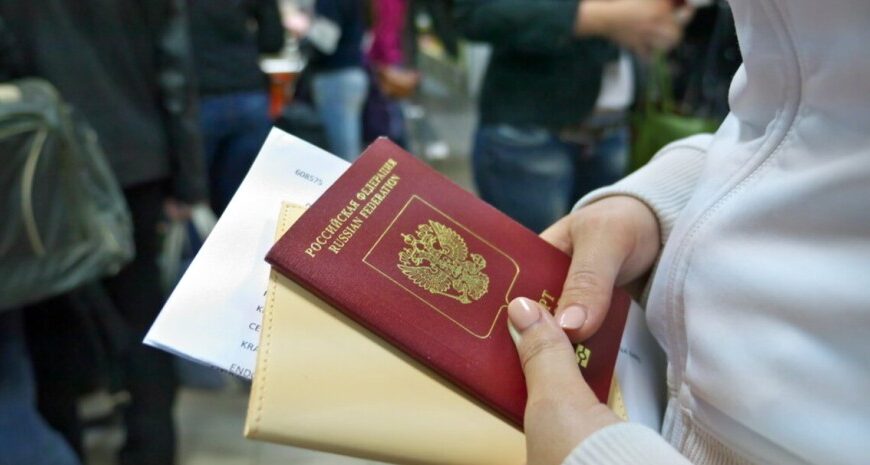 У РФ хочуть заборонити видавати документи громадянам за кордоном — у чому причина