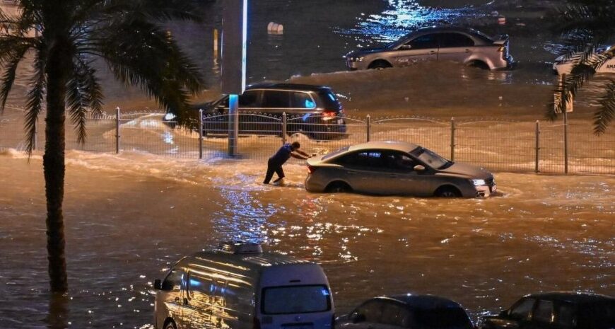 Зливи в Дубаї — місто паралізувало через аномальну кількість опадів — відео