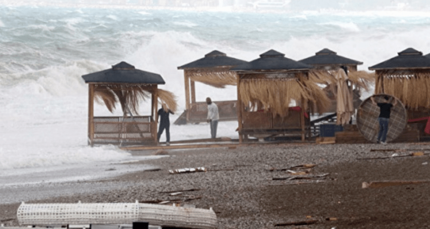 Буревій у Туреччині – потужний вітер зніс мінарети та дахи будівель – відео