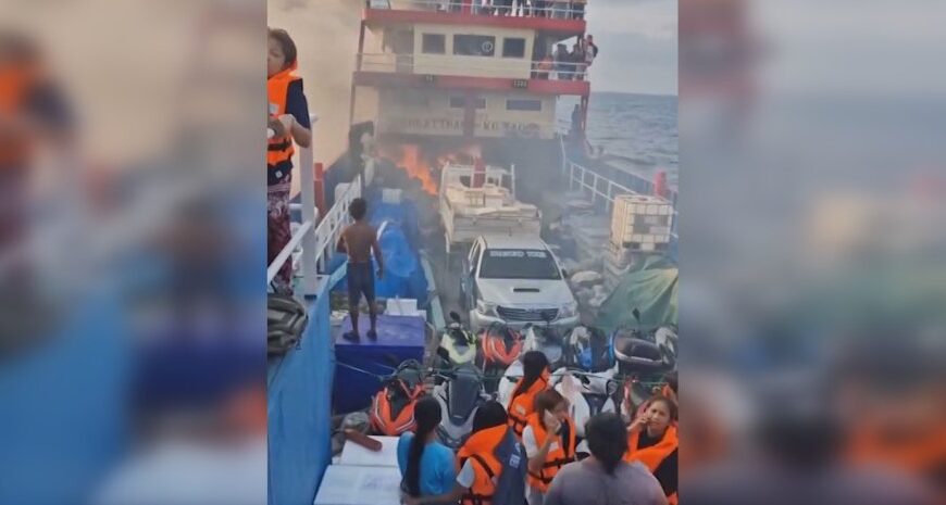 Пожежа на поромі в Таїланді — туристи стрибали в море, рятуючись від вогню — відео