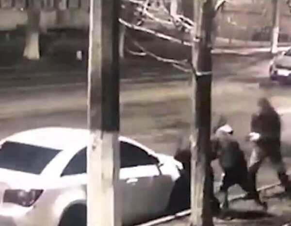 Підкралися ззаду та вдарили цеглиною по голові: у центрі Києва обікрали військовослужбовця