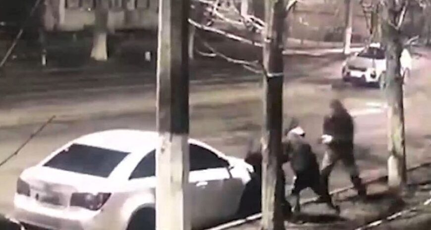 Підкралися ззаду та вдарили цеглиною по голові: у центрі Києва обікрали військовослужбовця