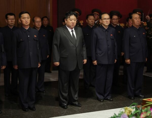 Кім Чен Ин відвідав похорон пропагандиста, який створив культ особистості навколо його сім’ї