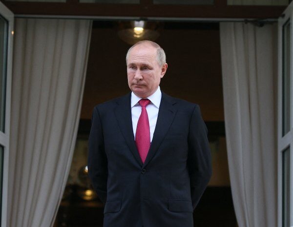 Святий і трон замість дискотеки й стриптизу в палаці Путіна: як змінився президент Росії