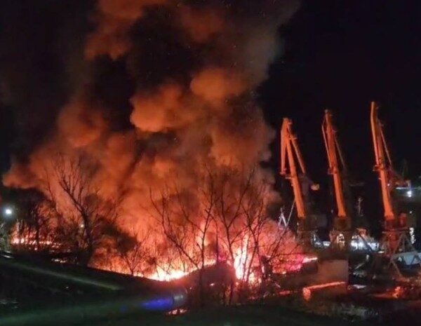 У Росії загорівся величезний ангар на морському вокзалі: що кажуть рятувальники (відео)