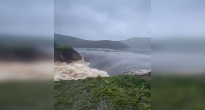 Стіна води, висотою з дерева: у РФ прорвало дамбу у Челябінській області, заливає 4 села (відео)