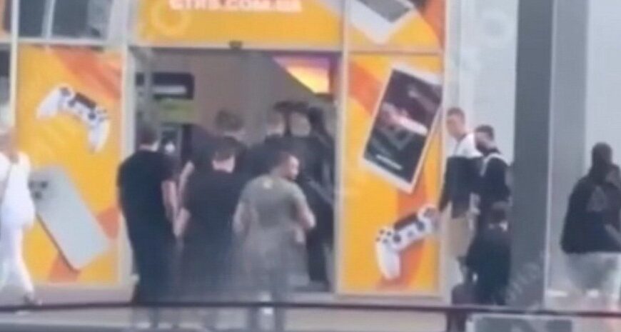 ЗМІ пишуть про захоплення ТРЦ у Києві: поліція виступила зі спростуванням (відео)