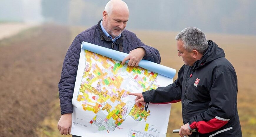 Ультраправий депутат із Німеччини використовував рабську працю на плантації в Білорусі, — ЗМІ