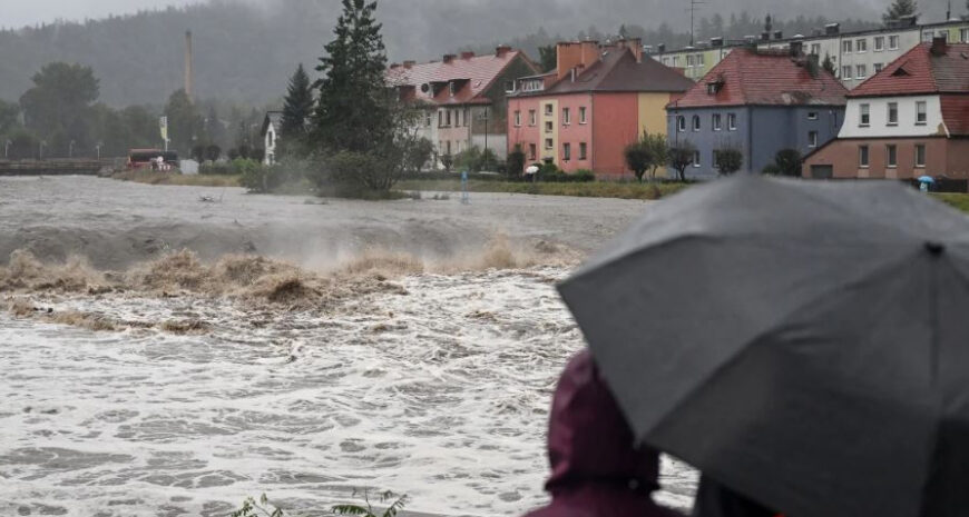 Європу накрила масштабна негода: потяги в Україну скасовують (фото, відео)