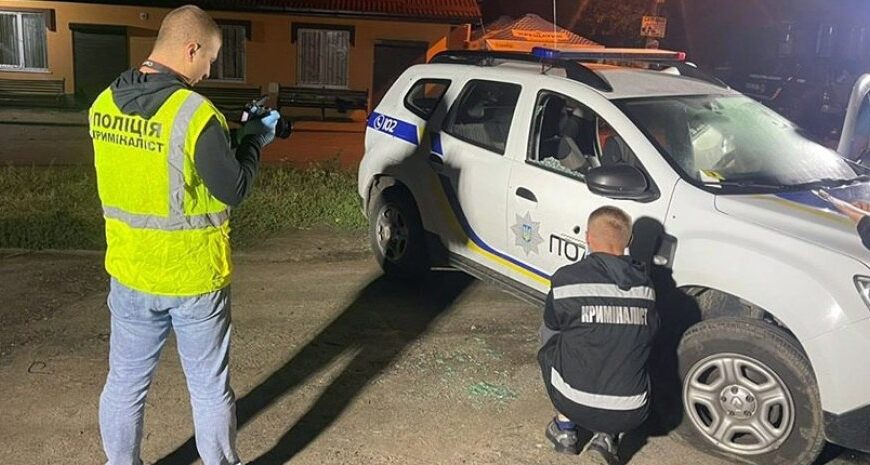 Випустив 60 набоїв: на Хмельниччині чоловік поранив поліцейського і цивільного, деталі (фото)