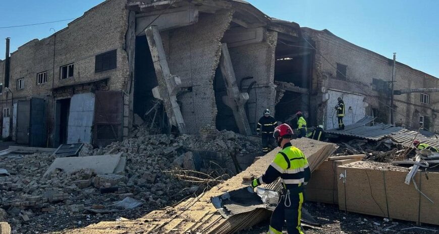 У Києві стався вибух на АТП: є загиблі, під завалами можуть бути люди (фото, відео)