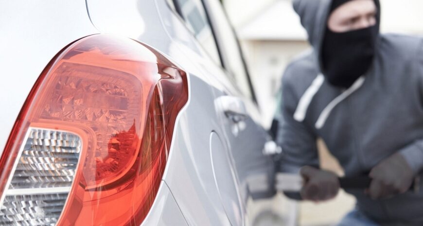 На Львівщині чоловік пострілами рятував авто від угону і був збентежений, побачивши викрадача