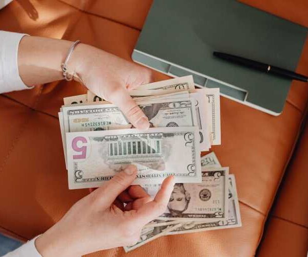 Отримали зарплату: як з нею вчинити, щоб стати багатими і успішними, згідно з повір’ями
